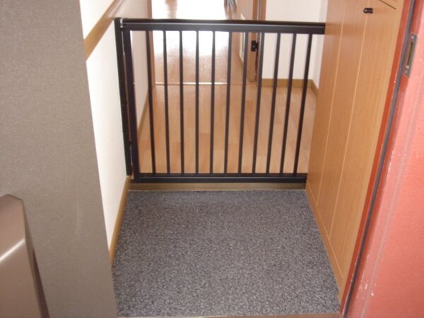 玄関(ペット用玄関フェンス)