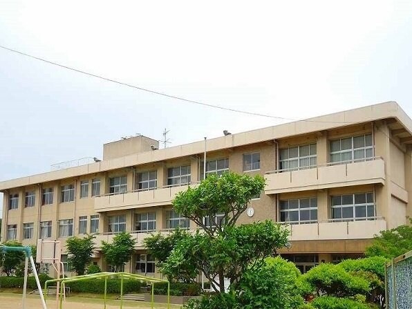 物件外観写真4　(岡山市立箕島小学校まで900m)