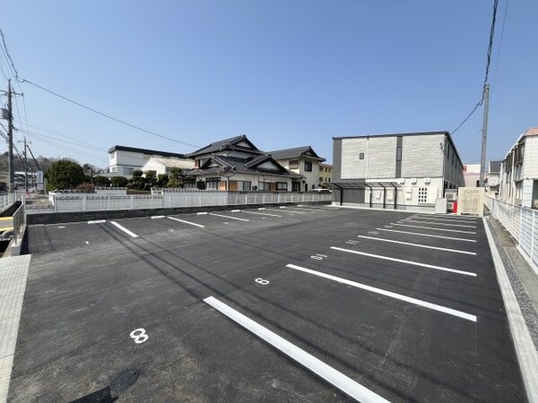 駐車場(車をお持ちの方に嬉しい駐車場付きの物件です)