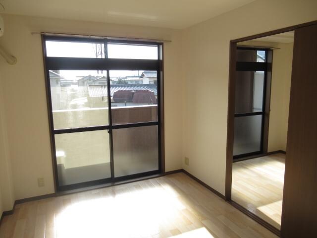 物件内観写真23　(ダイニングから洋室)