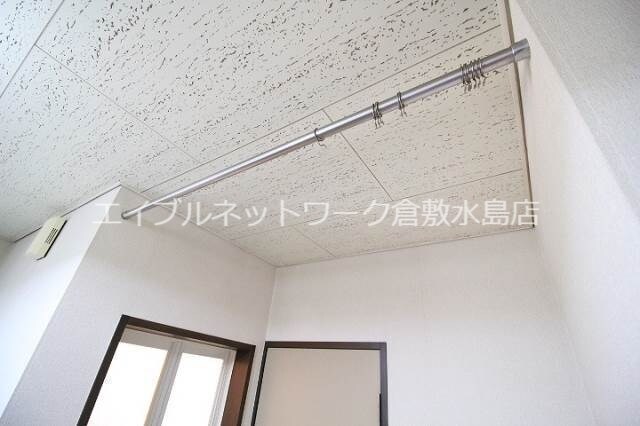 物件内観写真23　(浴室入口にカーテンレール)