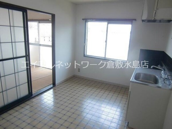 居室(明るいダイニング)