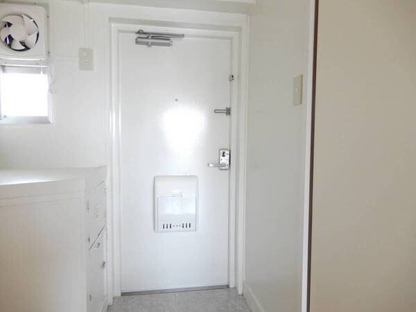 玄関(ビレッジハウスの同一物件・同一タイプの間取りの写真です)