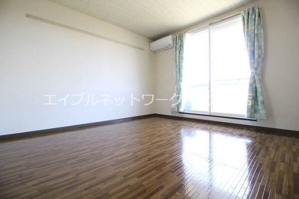 居室(南向きの明るいリビング)