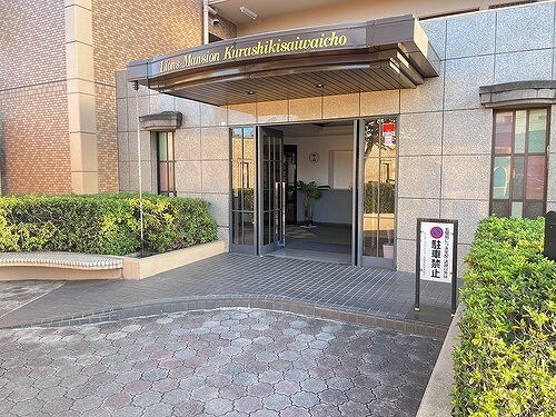 物件外観写真3　(エントランスポーチ　※2023年10月撮影)