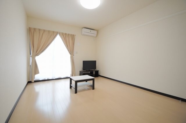 物件内観写真4　(1Fフローリング)