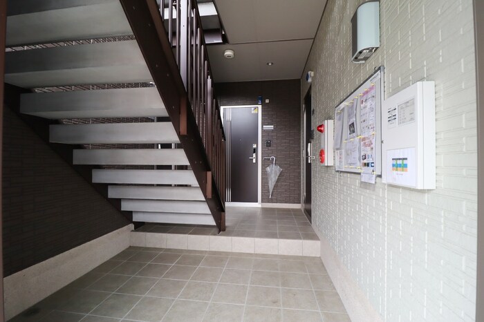 物件外観写真3　(ファミリーマート岡山御南店 1641m)