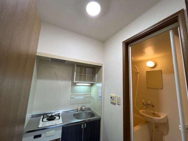 物件内観写真18　(キッチン上部照明（LED）)