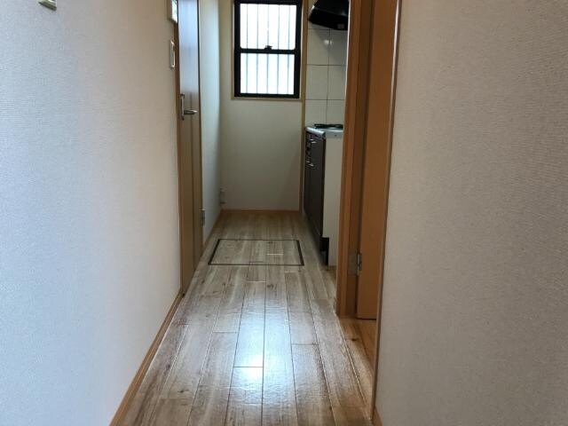 物件内観写真15　(玄関通路)