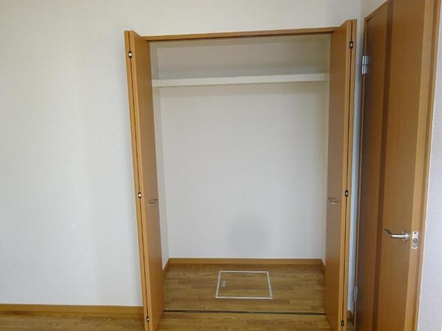 物件内観写真11　(リビング収納)