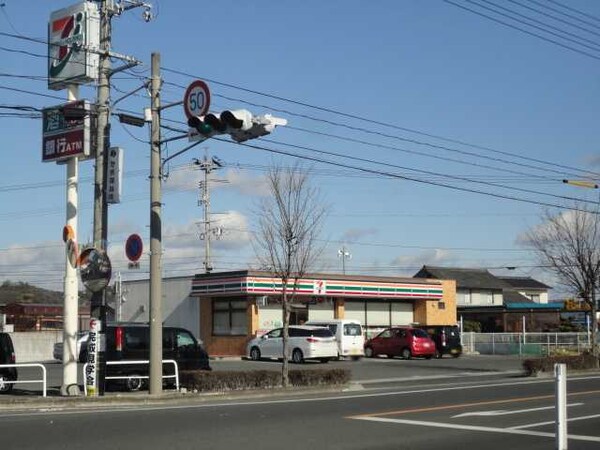 周辺環境(セブンイレブン真備川辺店まで550ｍ)