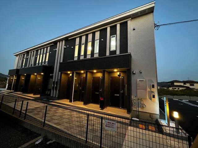 物件外観写真2　(外観写真（夜）)