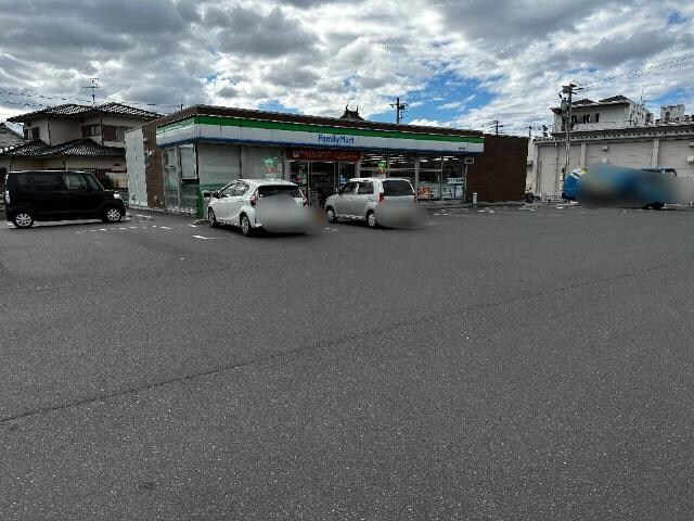 物件外観写真6　(ファミリーマート高松稲荷店まで601ｍ)