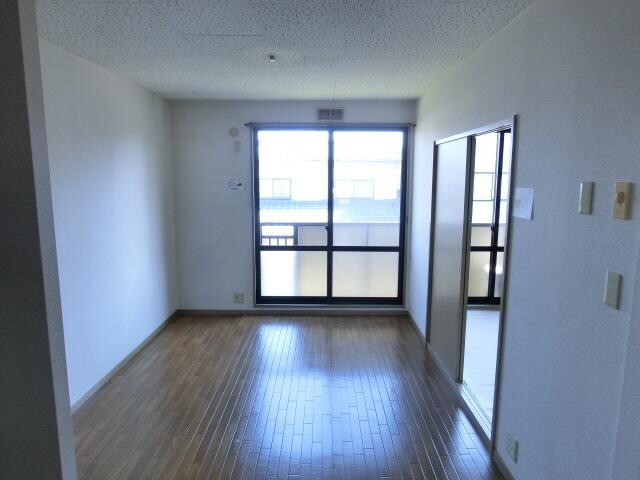 物件内観写真3　(リビング)