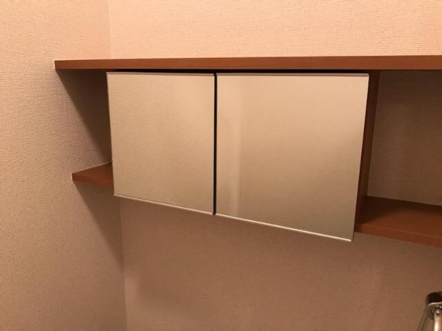 物件内観写真19　(トイレ収納)