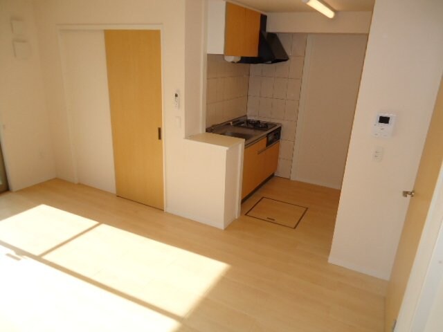 物件内観写真16　(洋室からキッチン)