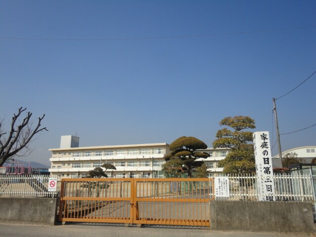 物件外観写真8　(総社市立常盤小学校まで916ｍ)