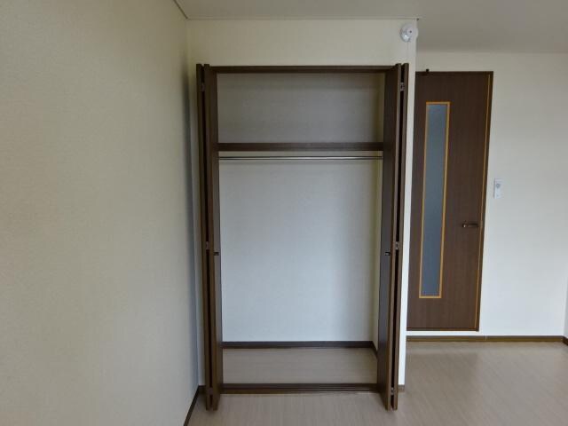 物件内観写真16　(洋室収納)