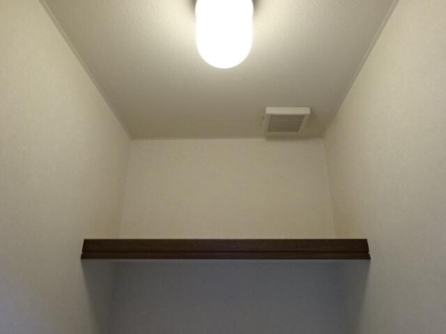 物件内観写真21　(トイレ上部収納)