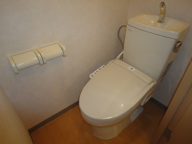 物件内観写真6　(シャワー付きトイレ)