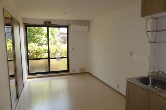 物件内観写真2　(リビング)