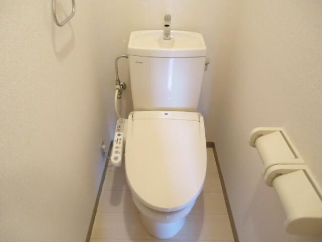 物件内観写真6　(シャワー付トイレ)