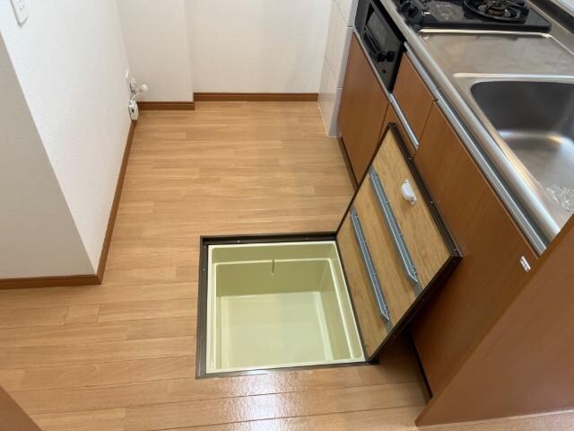 物件内観写真25　(床下収納)