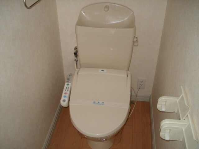 物件内観写真8　(シャワー付トイレ)