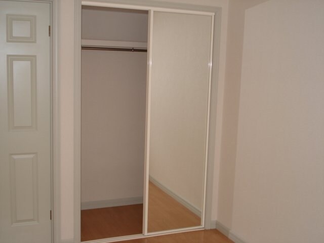 物件内観写真16　(収納（姿見鏡付）)