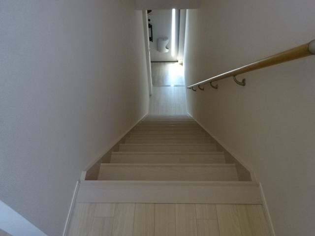 物件内観写真16　(階段手すりつき)