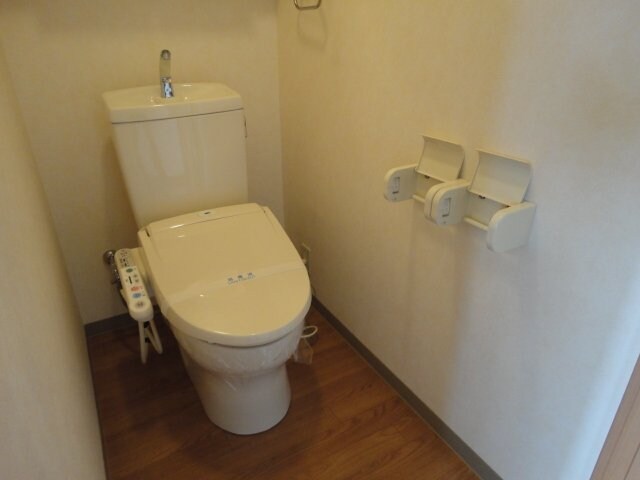 物件内観写真13　(シャワー付きトイレ)