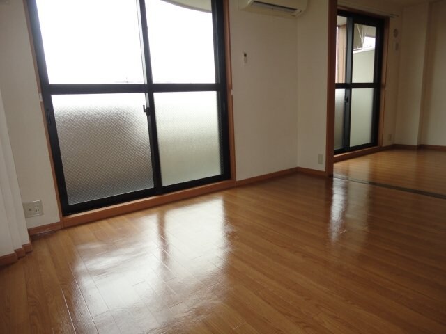 物件内観写真18　(リビングから洋室)