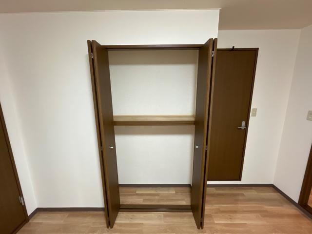物件内観写真14　(リビング収納)