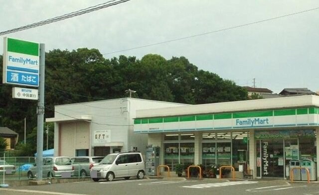 物件外観写真3　(ファミリーマート児島田の口店まで220m)