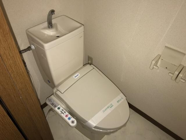 物件内観写真8　(シャワー付トイレ)