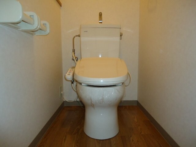 物件内観写真4　(シャワー付トイレ)