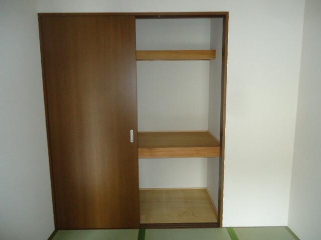 物件内観写真28　(和室押入れ)