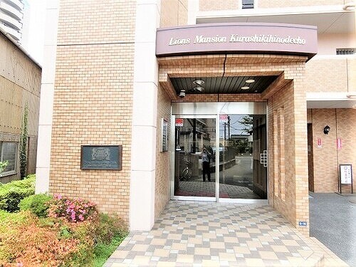 物件外観写真2　(ポーチ　※2019年3月撮影)