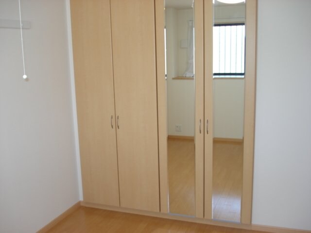 物件内観写真14　(洋室収納)