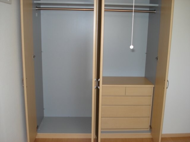 物件内観写真15　(洋室収納内小ダンス付)