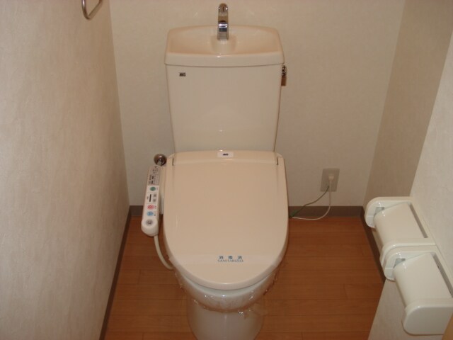 物件内観写真5　(シャワー付トイレ)