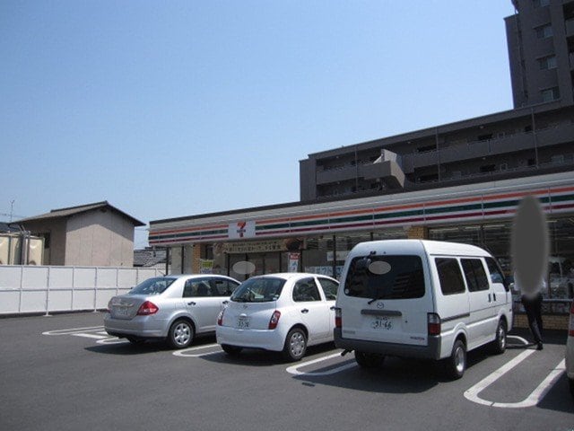 物件外観写真2　(セブンイレブンまで400m)