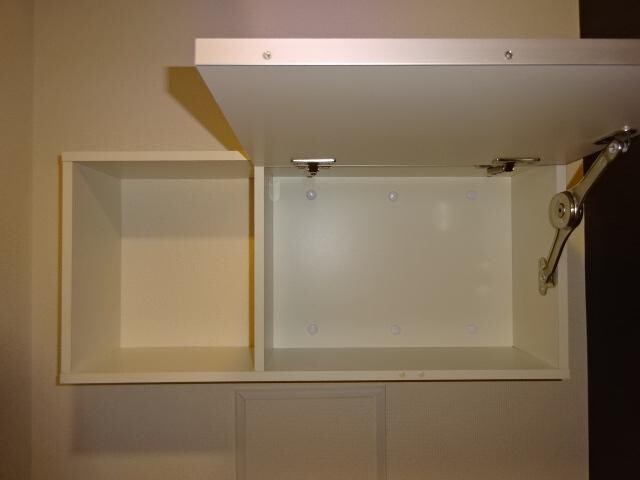 物件内観写真24　(トイレ上収納)