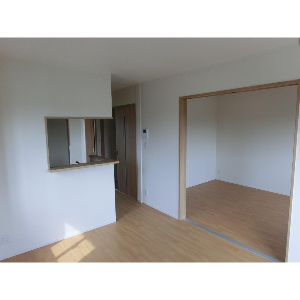 物件内観写真4　(リビング)