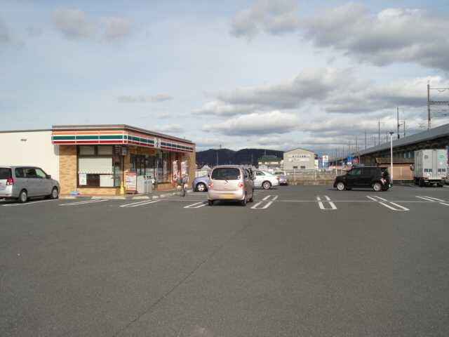 物件外観写真4　(セブンイレブン倉敷上東店（コンビニ）まで303ｍ)