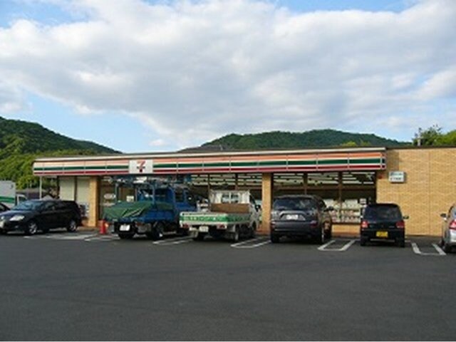 物件外観写真2　(セブンイレブンまで1800m)