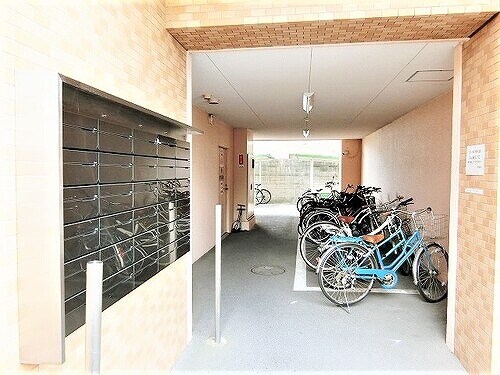 物件内観写真4　(メールボックス・駐輪場　※2019年3月撮影)