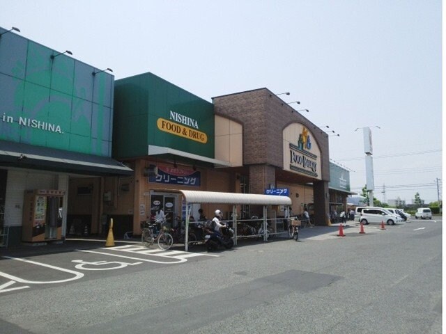 物件外観写真2　(ニシナフードバスケット堀南店まで800m)