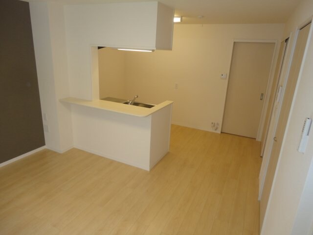 物件内観写真15　(リビングからキッチン)