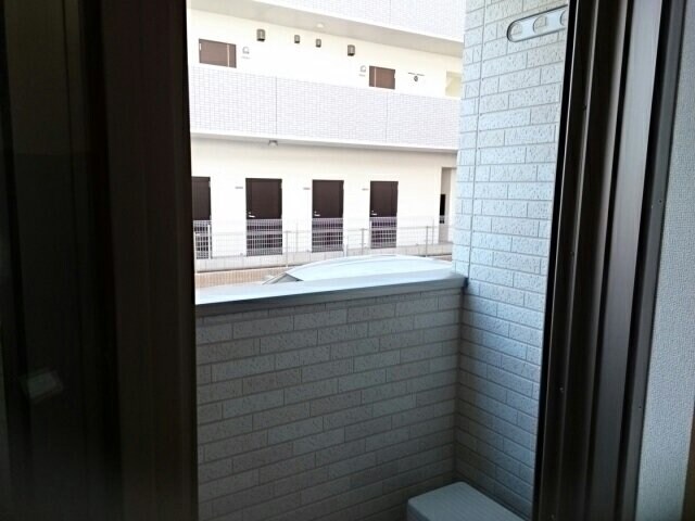 物件内観写真13　(開放的で明るい空間を演出してくれるバルコニーです)